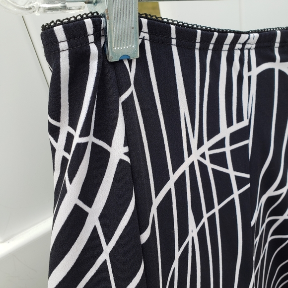 💋3/$20 SALE!💋Molly & Maxx Swirly Cute Skirt - Picture 2 of 8